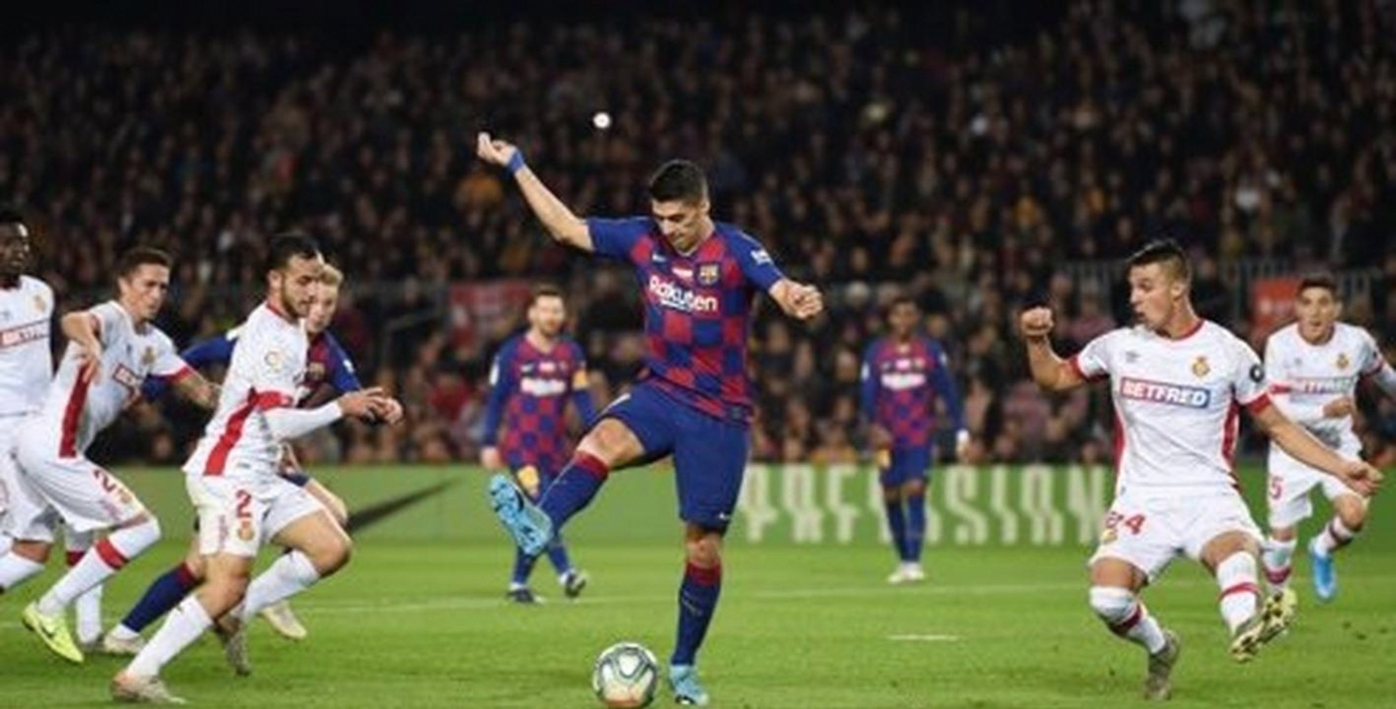 巴萨队员传球精准，引领球队胜利