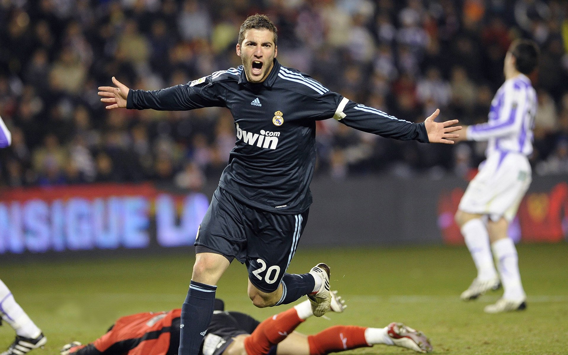 伊萨克关键进球定乾坤，苏格兰压制波兰，北欧新星的崛起之夜