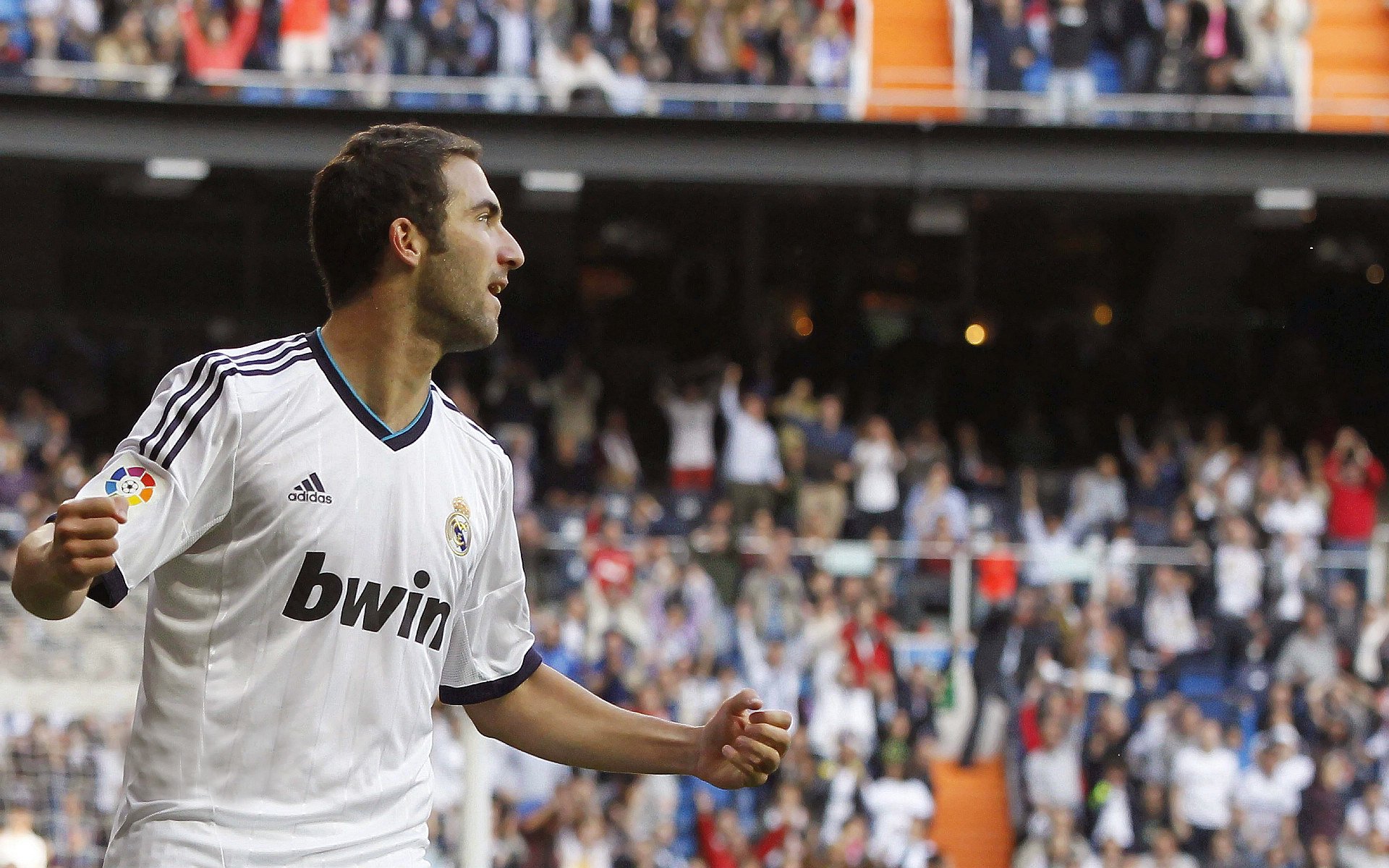 赛道烽烟，塞恩斯惊世一超，梅赛德斯险胜红牛二队